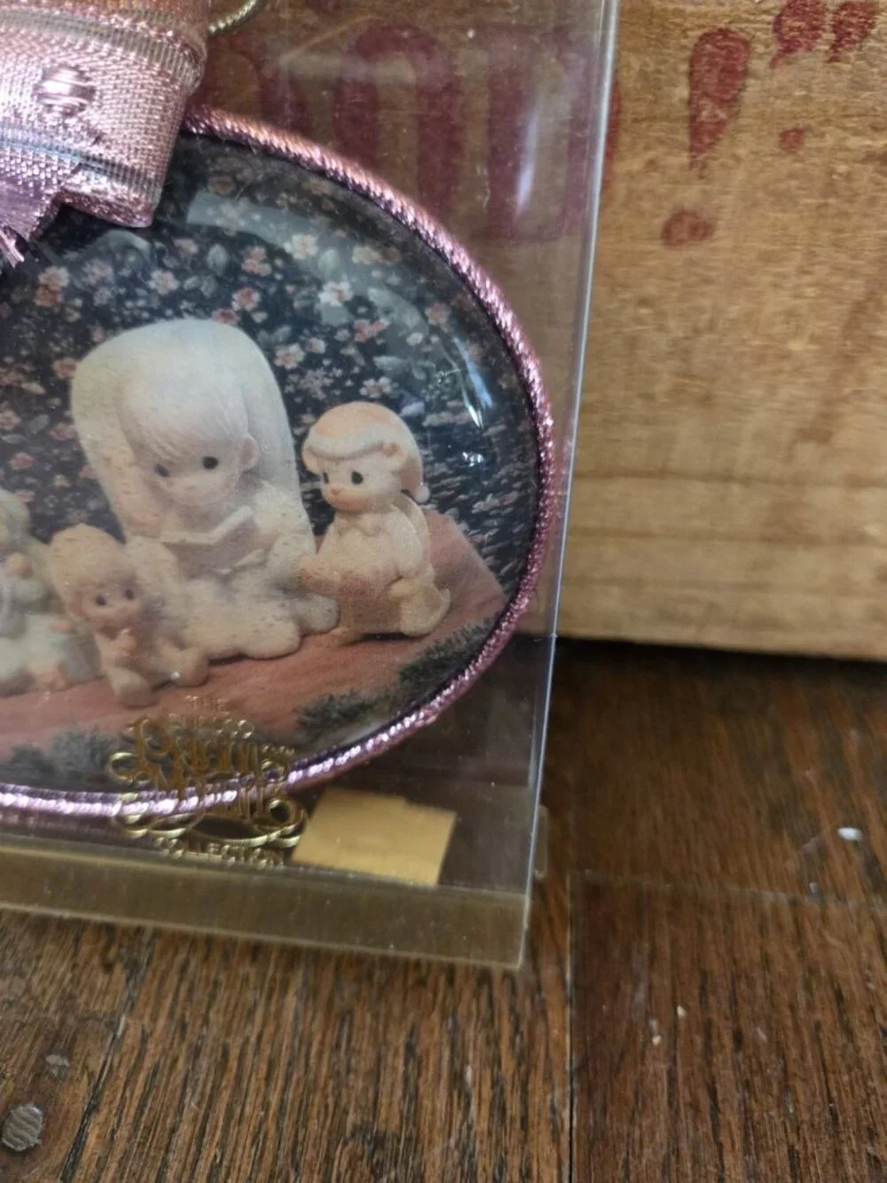 Vtg Precious Moments Family Christmas Story Ornament Oval